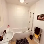 Apartman Spacious Flat 2 Bedrooms & 2 Bathrooms & Free Private Parking & Wifi