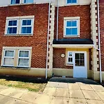 Apartman Spacious Flat 2 Bedrooms & 2 Bathrooms & Free Private Parking & Wifi *