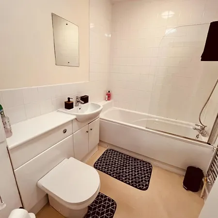 Spacious Modern Flat With 2 Bedrooms & 2 Bathrooms & Free Parking & Wifi&Up To6People *