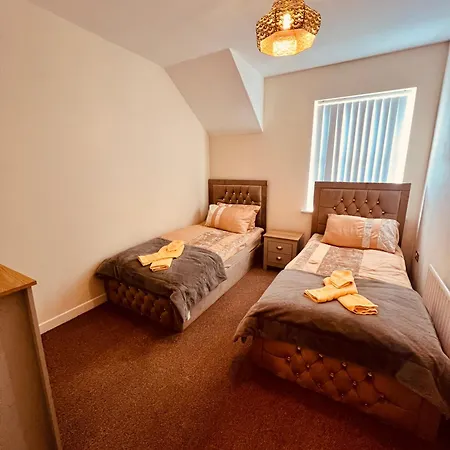 Spacious Flat 2 Bedrooms & 2 Bathrooms & Free Private Parking & Wifi * Middlesbrough