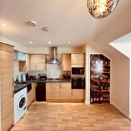 Apartment Spacious Modern Flat With 2 Bedrooms & 2 Bathrooms & Free Parking & Wifi&Up To6People