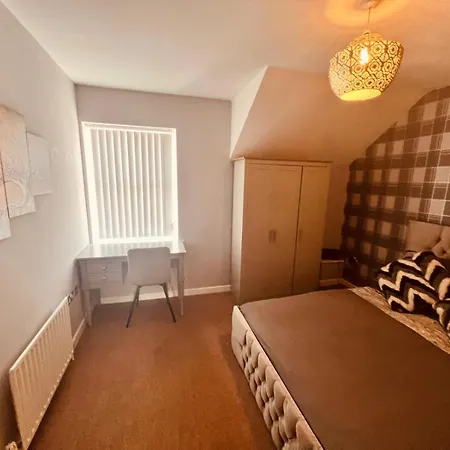 Spacious Modern Flat With 2 Bedrooms & 2 Bathrooms & Free Parking & Wifi&Up To6People