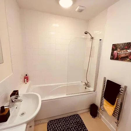 Apartment Spacious Modern Flat With 2 Bedrooms & 2 Bathrooms & Free Parking & Wifi&Up To6People