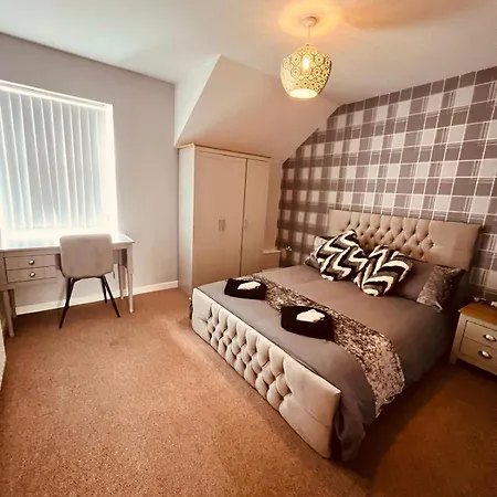 Spacious Modern Flat With 2 Bedrooms & 2 Bathrooms & Free Parking & Wifi&Up To6People *