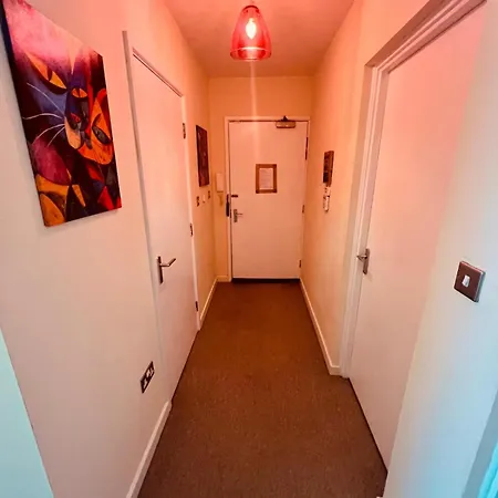 Apartment Spacious Modern Flat With 2 Bedrooms & 2 Bathrooms & Free Parking & Wifi&Up To6People *