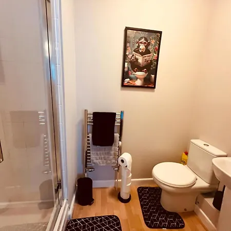 Spacious Modern Flat With 2 Bedrooms & 2 Bathrooms & Free Parking & Wifi&Up To6People