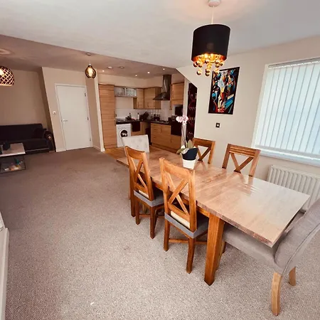 Spacious Flat 2 Bedrooms & 2 Bathrooms & Free Private Parking & Wifi * Middlesbrough