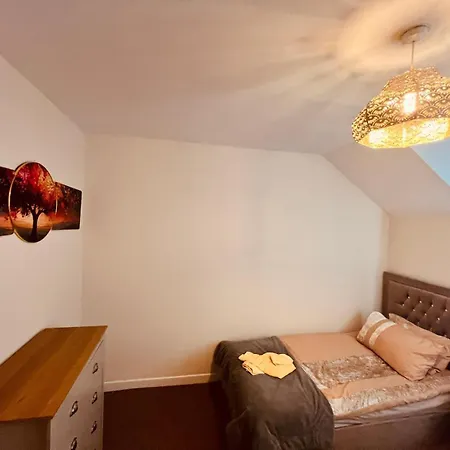 Spacious Modern Flat With 2 Bedrooms & 2 Bathrooms & Free Parking & Wifi&Up To6People Apartment *