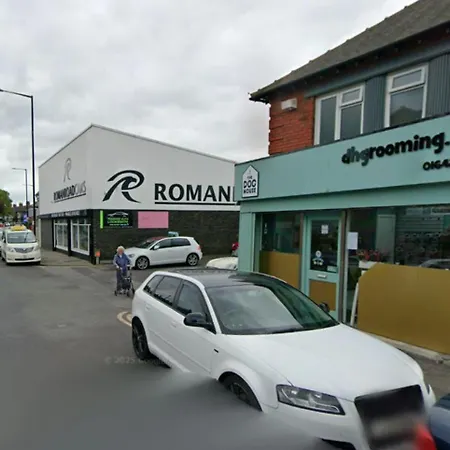 Spacious Flat 2 Bedrooms & 2 Bathrooms & Free Private Parking & Wifi *