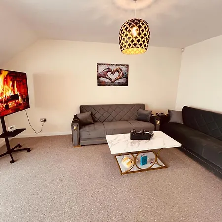 Apartment Spacious Modern Flat With 2 Bedrooms & 2 Bathrooms & Free Parking & Wifi&Up To6People