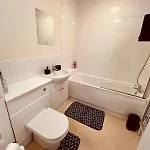 Spacious Flat 2 Bedrooms & 2 Bathrooms & Free Private Parking & Wifi *