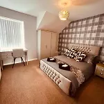 Spacious Flat 2 Bedrooms & 2 Bathrooms & Free Private Parking & Wifi *